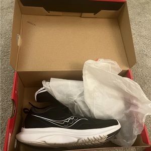 New In box Womans Saucony, ￼Kinvara 13 Running Shoes, Black/Silver, 8 Good Tread